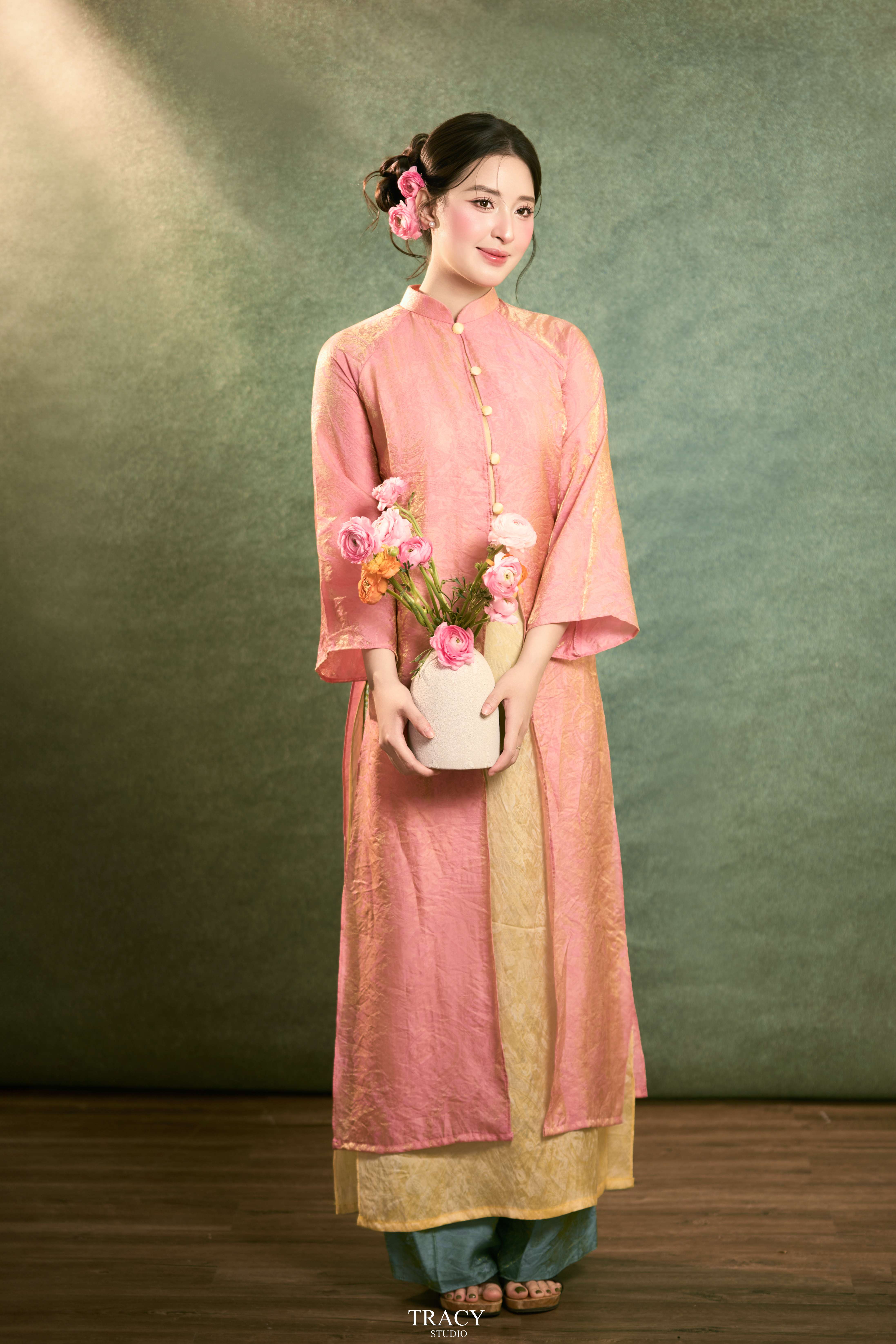 frontend/img/gallery/tinh-khoi-ao-dai-viet/tracy-studio-chup-concept-tet-diep-hong (9).jpg